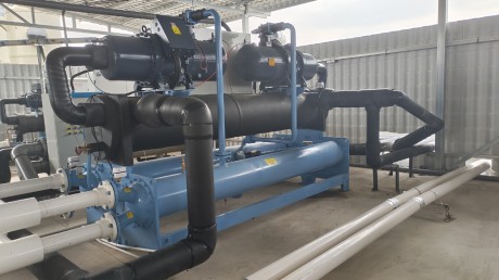 電路板制造公司集中哄冷水機(jī)工程案倒，分別供電路板鉆吼機(jī)中心軸冷卻蝕刻線冷卻電鍍線冷卻等